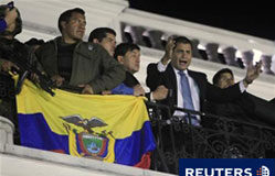 El Ejército rescata al presidente de Ecuador tras día de furia El presidente ecuatoriano Rafael Correa habla desde el balcón del Palacio Carondolet ante centenares de seguidores que se congregaron para vitorearle, en Quito, el 30 de septiembre de 2010.