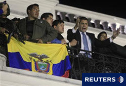El presidente ecuatoriano Rafael Correa habla desde el balcón del Palacio Carondolet ante centenares de seguidores que se congregaron para vitorearle, en Quito, el 30 de septiembre de 2010.