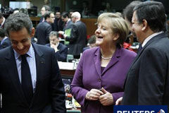 Alemania y Francia quieren una cumbre en enero sobre empleo En esta imagen de archivo, el presidente francés, Nicolas Sarkozy (I), habla con la canciller alemana, Angela Merkel (C) y el presidente de la Comisión Europea, Jose Manuel Durao Barroso (D), en una cumbre de la UE en Bruselas