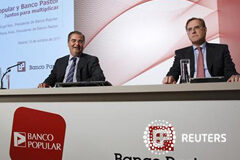 España elevará provisiones y facilitará las fusiones de banca Los presidentes del Banco Popular Angel Ron (I) y del Banco Pastor José María Arias durante una rueda de prensa conjunta con motivo de su fusión, en Madrid, el 10 de octubre de 2011