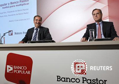 Los presidentes del Banco Popular Angel Ron (I) y del Banco Pastor José María Arias durante una rueda de prensa conjunta con motivo de su fusión, en Madrid, el 10 de octubre de 2011