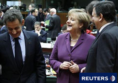 En esta imagen de archivo, el presidente francés, Nicolas Sarkozy (I), habla con la canciller alemana, Angela Merkel (C) y el presidente de la Comisión Europea, Jose Manuel Durao Barroso (D), en una cumbre de la UE en Bruselas