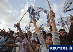 Partidarios de la organización islamista prohibida Jamaat-ud-Dawa lanzan gritos contra Estados Unidos durante una oración simbólica por Bin Laden, en Karachi, el 3 de mayo de 2011.