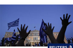 Europa retrasa decisión sobre préstamos de emergencia a Grecia Unos manifestantes protestan contra las medidas de austeridad en Atenas, el 19 de junio de 2011.