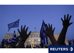 Unos manifestantes protestan contra las medidas de austeridad en Atenas, el 19 de junio de 2011.