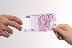 ¿Cómo financio mi Startup? Una mano dándole un billete de 500 a otra mano