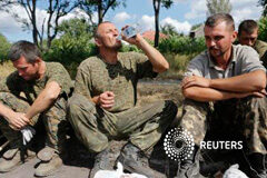 El Ejército ucraniano dice que han sido liberados 648 prisioneros de guerra Prisioneros capturados por los separatistas sentados mientras se les asigna la limpieza de una calle en Snizhne (Snezhnoye), en la región de Donetsk, el 29 de agosto de 2014