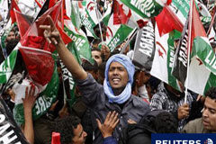 España rechaza críticas y defiende la autodeterminación saharaui Manifestantes durante una marcha pro-saharaui en Madrid, el 13 de noviembre de 2010.