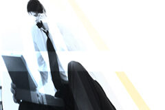 La profesionalización de las tareas de dirección del despacho Un ejecutivo hablando por teléfono.