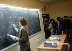 Una profesora trata de seguir con una clase junto a unos estudiantes en huelga en la Universidad Complutense de Madrid, el 27 de marzo de 2014