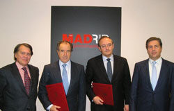 Promomadrid y el Club Español de Arbitraje colaboran para fomentar el arbitraje e impulsar Madrid como Sede de Arbitraje Internacional Cuatro hombres delante del cartel de Promomadrid