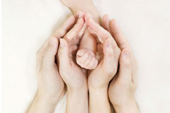 Las medidas civiles en la orden de protección Unas manos adultas arropando a una mano de un niño