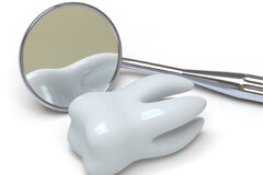 Competencia indaga en el filtro que imponen los dentistas a los protésicos Una protésis molar con un espejo de dentista
