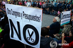 Una protesta antiausteridad lleva sus propuestas al Congreso Manifestantes asisten a una asamblea frente al Congreso de los Diputados en Madrid, el 23 de octubre de 2012.
