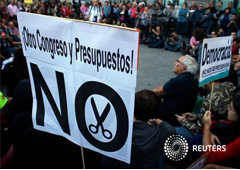 Manifestantes asisten a una asamblea frente al Congreso de los Diputados en Madrid, el 23 de octubre de 2012.