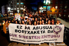 La Audiencia de Navarra mantiene la libertad provisional de «La Manada» Manifestantes con una pancarta en la que se lee: "No es abuso, es violación. Nosotras te creemos" durante una protesta en Bilbao por la sentencia de la Manada el 5 de diciembre de 2018