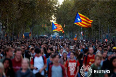 Los independentistas mantienen la presión en el segundo día de protestas tras sentencia Manifestantes separatistas marchan durante una protesta por las sentencias del juicio del "procés" en Barcelona, el 15 de octubre de 2019