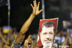 Detenido el líder de los Hermanos Musulmanes mientras se convocan protestas Un partidarios de los Hermanos Musulmanes durante una protesta a favor del derrocado Mohamed Mursi en El Cairo, el 4 de julio de 2013