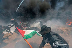 RESUMEN- Fuerzas Israel matan al menos a 55 palestinos mientras EEUU inaugura embajada en Jerusalén Manifestantes palestinios huyen para escabar de disparos y gases de fuerzas isaraelíes durante una protesta contra la instalación de la embajada de Estados Unidos, en la franja de Gaza. 14 de mayo de 2018