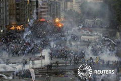 La policía turca vuelve a cargar contra los manifestantes en Taksim Manifestantes huyen de la policía antidisturbios en la plaza de Taksim a última hora de la tarde del 11 de junio de 2013
