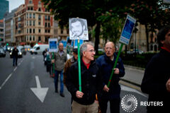 La disolución de ETA replantearía el acercamiento de presos Mikel Arizaleta (C) sujeta una fotografía de un encarcelado por colaborar con ETA durante una protesta en favor de los presos etarras, en Bilbao, el 27 de abril de 2018
