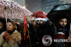 El Gobierno griego afronta negociaciones decisivas y huelgas Los manifestantes asistir a una protesta de manifestación en contra de las nuevas medidas de austeridad del Partido Comunista griego durante las fuertes lluvias en Atenas el 6 de febrero de 2012. La canciller alemana, Angela Merkel, el lunes para compensa