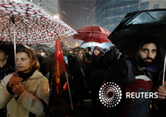 Los manifestantes asistir a una protesta de manifestación en contra de las nuevas medidas de austeridad del Partido Comunista griego durante las fuertes lluvias en Atenas el 6 de febrero de 2012. La canciller alemana, Angela Merkel, el lunes para compensa