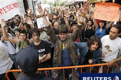 Varios heridos y detenidos en una protesta del 15-M en Valencia Manifestantes levantas sus brazos y gritan eslóganes frente al Parlamento valenciano el primer día de su constitución tras las elecciones del 22 de mayo, en Valencia, el 9 de junio de 2011.