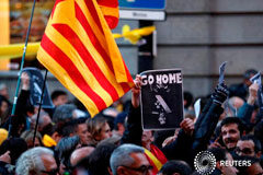 El Rey de España pide cooperación entre las administraciones para mantener el WMC en Barcelona Manifestantes proindependencia durante una protesta por la visita de Felipe VI a Barcelona, el 25 de febrero de 2018