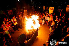 Miles de personas salen a la calle en EEUU para protestar contra Trump Un grupo de manifestantes quema una piñata con la imagen de Trump en el centro de Los Ángeles, el 9 de noviembre de 2016