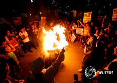 Un grupo de manifestantes quema una piñata con la imagen de Trump en el centro de Los Ángeles, el 9 de noviembre de 2016