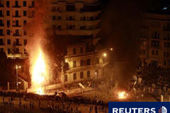 Cinco muertos por disparos en las protestas de Egipto Manifestantes progubernamentales se enfrentan con opositores en la plaza Tahrir, junto al Museo Nacional en El Cairo, el 3 de febrero de 2011.