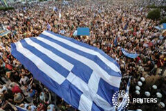 Oferta griega a acreedores se encuentra con reacción furiosa en Grecia Protestantes con una bandera del país en una manifestación frente al parlamento en Atenas el 22 de junio