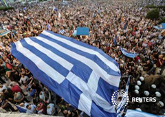 Protestantes con una bandera del país en una manifestación frente al parlamento en Atenas el 22 de junio