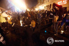 Protestan en Nueva York por la exoneración de un policía en una muerte Un hombre de rodillas en una protesta en Nueva York por la decisión e un jurado de exonerar de cargos a un policía por la muerte de Eric Garner en Oakland, California, el 3 de diciembre de 2014