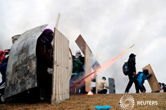 El Gobierno de Ecuador llega a un acuerdo con grupos indígenas para acabar las protestas Manifestantes disparan un arma casera durante una protesta contra las medidas de austeridad del presidente de Ecuador, Lenín Moreno, en Quito, Ecuador. 13 de octubre de 2019.