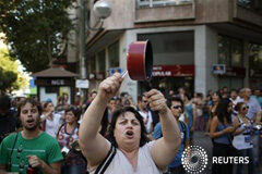 Los sindicatos piden al Gobierno un referéndum por los recortes varias personas protestan por los recortes frente a la sede del Partido Popular en Madrid