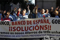 El Banco de España endurecerá la supervisión de las entidades financieras Imagen del pasado mes de septiembre de una protesta de afectados por las acciones preferentes ante la sede del banco NovaGalicia en Pontevedra