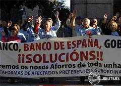 Imagen del pasado mes de septiembre de una protesta de afectados por las acciones preferentes ante la sede del banco NovaGalicia en Pontevedra