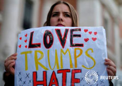 Una mujer sostiene un letrero que muestra solidaridad con la marcha de mujeres en Washington, en Madrid, España