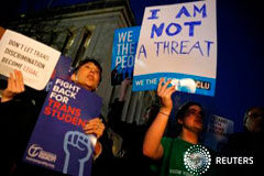 Trump revoca la norma que permitía a los transexuales elegir baño en el colegio Activistas y defensores de la comunidad transexual protestan contra los cambios de las directivas federales emitidas a las escuelas públicas en defensa de los derechos de los estudiantes transgénero cerca de la Casa Blanca en Washington, Estados Unidos, e