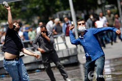 La policía turca reprime protestas antes de la marcha de Erdogan jóvenes arrojan piedras a los cañones de agua durante una protesta en la plaza de Kizilay, en el centro de Ankara, el 16 de junio de 2013.
