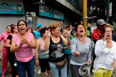 Venezolanos gritan «queremos comida» en protesta cerca del palacio presidencial Gente grita a la Guardia Nacional venezolana (no aparece en la imagen) durante protestas por comida en Caracas, Venezuela, el 2 de junio de 2016
