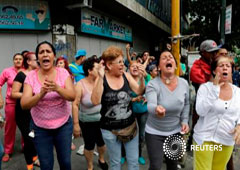 Gente grita a la Guardia Nacional venezolana (no aparece en la imagen) durante protestas por comida en Caracas, Venezuela, el 2 de junio de 2016