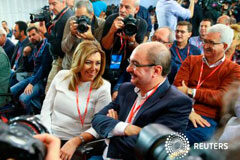 Un PSOE fracturado abre a Rajoy las puertas de La Moncloa La presidenta de Andalucía, Susana Díaz (I), y el de Aragón, Javier Lambán, rodeados de fotógrafos en el inicio del comité federal del PSOE en la sede del pratido en Madrid el 23 de octubre de 2016