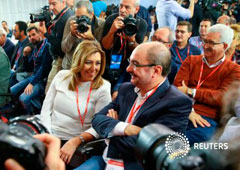 La presidenta de Andalucía, Susana Díaz (I), y el de Aragón, Javier Lambán, rodeados de fotógrafos en el inicio del comité federal del PSOE en la sede del pratido en Madrid el 23 de octubre de 2016