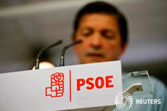El PSOE recupera terreno entre los votantes, pero sigue detrás de Podemos El presidente de la gestora provisional del PSOE, Javiér Fernández, en rueda de prensa en Madrid el 23 de octubre de 2016