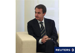 El presidente del Gobierno, José Luis Rodríguez Zapatero, asiste a una reunión con el presidente del Barclays Bob Diamond en el Palacio de La Moncloa en Madrid el 24 de mayo de 2011.