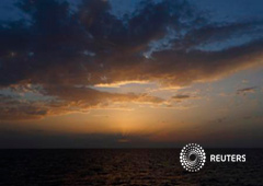 El sol se pone en la zona donde se buscaba el 5 de agosto a un barco con inmigrantes en la costa de Libia