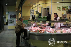Los precios al consumo en España bajan 6 décimas en noviembre En la imagen, un puesto de un mercado en Sevilla, el 5 de diciembre de 2012
